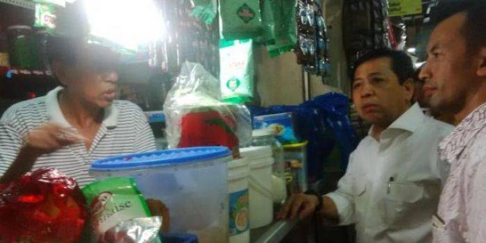 Setnov Blusukan ke Pasar Wonokromo, Harga Stabil