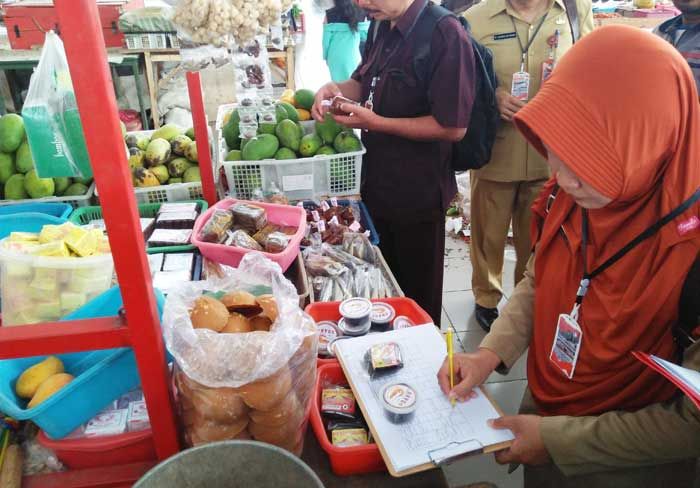 Sidak Mamin di Blitar, Tim Gabungan Imbau Pedagang Tolak Produsen Nakal