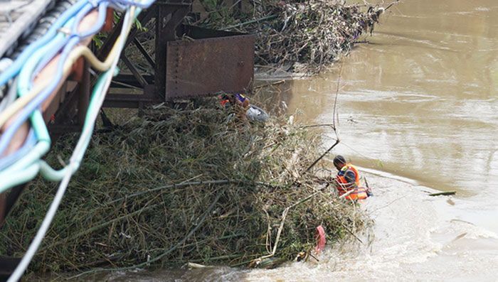 Wali Kota Kediri Tinjau Pembersihan Bambu di Tiang Penyangga Jembatan Brantas Lama Wali Kota Kediri Tinjau Pembersihan Bambu di Tiang Penyangga Jembatan Brantas Lama