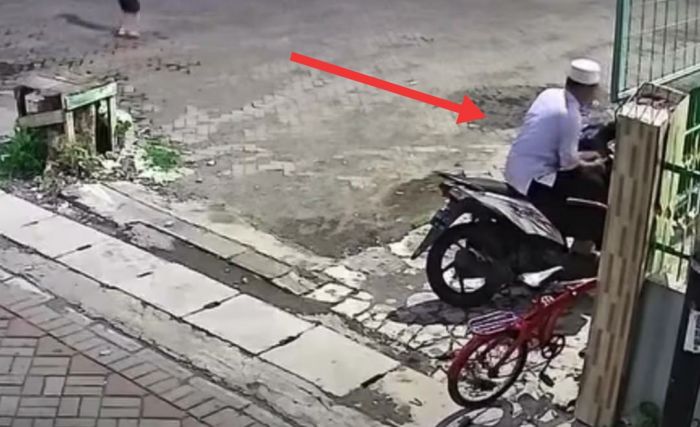 Pria Berpakaian Muslim Curi Motor Jemaah di Sekitaran Masjid Kawasan Simokerto
