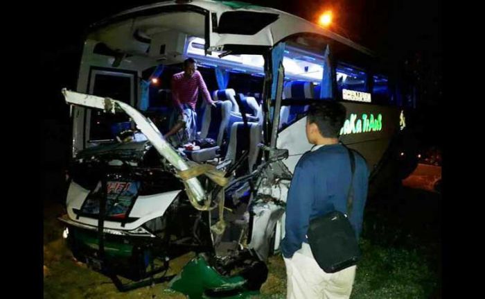 Bus MAN 1 Pamekasan Tabrak Dump Truk Parkir, Seorang Guru Meninggal 