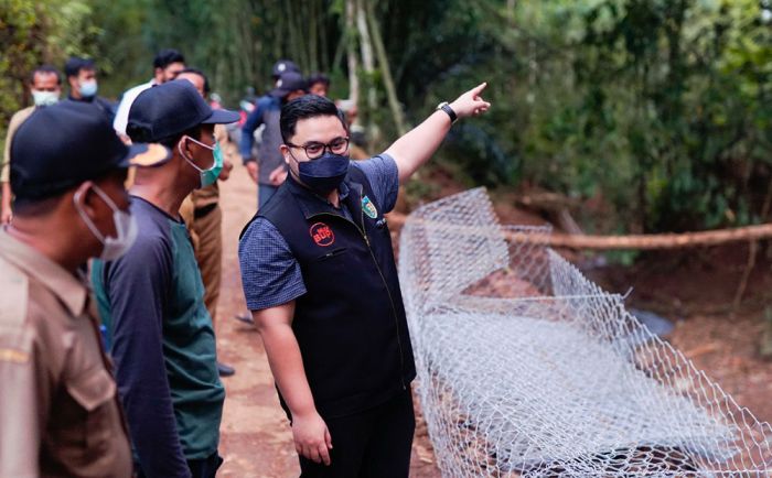 Tinjau Lokasi Bencana, Bupati Kediri Canangkan Pipanisasi di Lereng Wilis