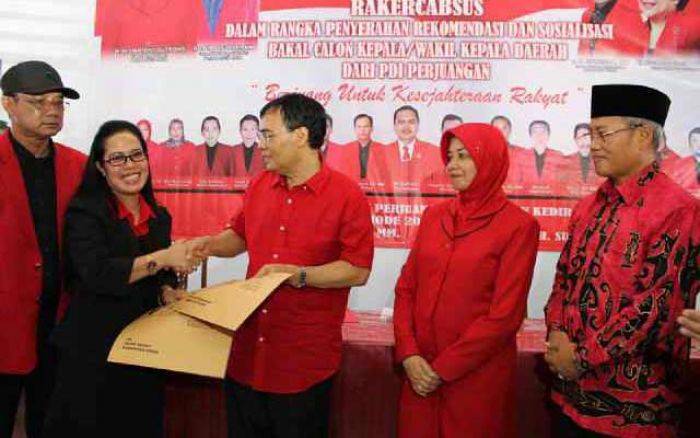 PDIP Resmi Usung HarMas Jilid II dalam Pilbup Kediri, Penyerahan Rekom Diwarnai Aksi Protes PDIP Resmi Usung HarMas Jilid II dalam Pilbup Kediri, Penyerahan Rekom Diwarnai Aksi Protes