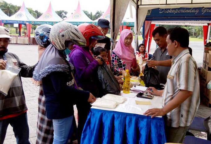 Penuhi Kebutuhan Warga Jelang Lebaran, Pemkab Gresik Gelar Pasar Murah Sembako Penuhi Kebutuhan Warga Jelang Lebaran, Pemkab Gresik Gelar Pasar Murah Sembako
