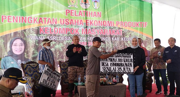 Wakil Ketua Komisi IV DPR RI Salurkan Bantuan Usaha di Kabupaten Kediri