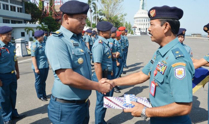 Panglima Komando Armada II Beri Penghargaan Kepada Prajurit yang Berprestasi Panglima Komando Armada II Beri Penghargaan Kepada Prajurit yang Berprestasi