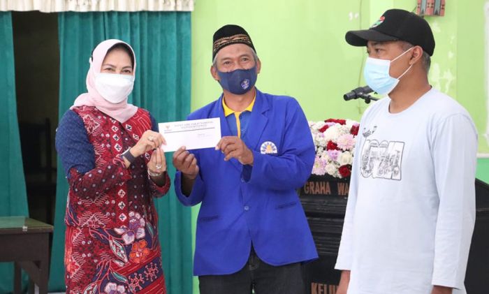 Pemerintah Kota Batu Salurkan Bantuan Bagi Relawan Penggali Kubur Pemerintah Kota Batu Salurkan Bantuan Bagi Relawan Penggali Kubur