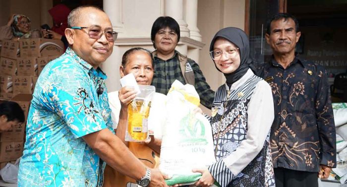 Wali Kota Kediri Salurkan Bantuan Beras dan Minyak Goreng untuk 26.451 Warga Penerima