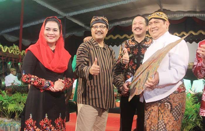 Gelar Wayang, Bupati Ipong Doakan Gus Ipul-Puti Pimpin Jatim Gelar Wayang, Bupati Ipong Doakan Gus Ipul-Puti Pimpin Jatim