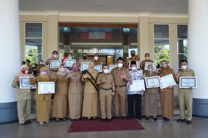 Wali Kota Batu Serahkan Akreditasi Perpustakaan untuk 13 Sekolah Wali Kota Batu Serahkan Akreditasi Perpustakaan untuk 13 Sekolah