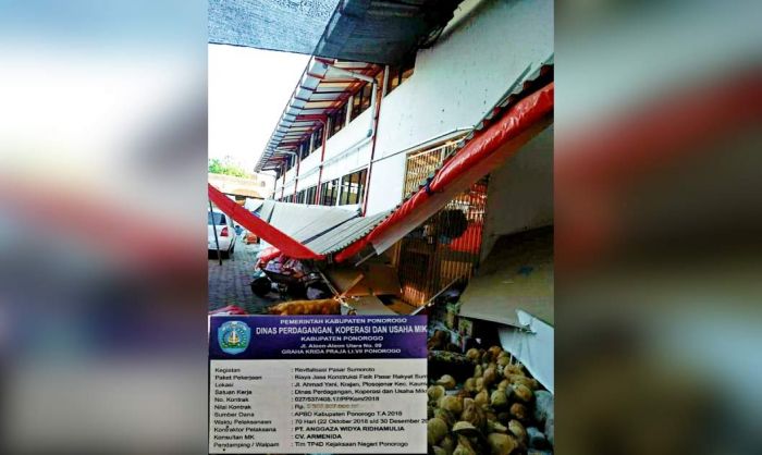 Diduga Pengerjaan Proyek Asal-asalan, Teras Atap Pasar Sumoroto Ponorogo Ambrol