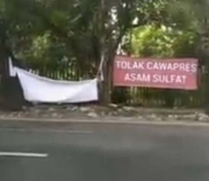Kota Medan Heboh, Spanduk "Tolak Cawapres Asam Sulfat" Bertebaran Kota Medan Heboh, Spanduk "Tolak Cawapres Asam Sulfat" Bertebaran