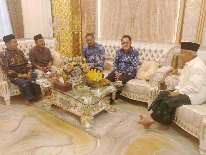 Silaturahim ke Kiai Asep, Pj  Gubernur Cerita Pernah Ngaji Kitab Uqudul Jain dan Safinah