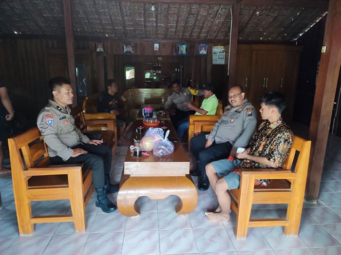 Kapolsek Karanganyar Ngawi Jenguk Finalis Pencak Silat Kapolres Cup yang Patah Tulang Kapolsek Karanganyar Ngawi Jenguk Finalis Pencak Silat Kapolres Cup yang Patah Tulang