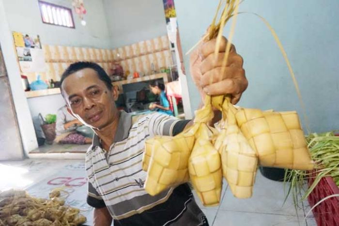 Buruh Tani Asal Jombang ini Dapat Order 3.000 Ketupat, 3.000 Lepet, dan 3.000 Lontong