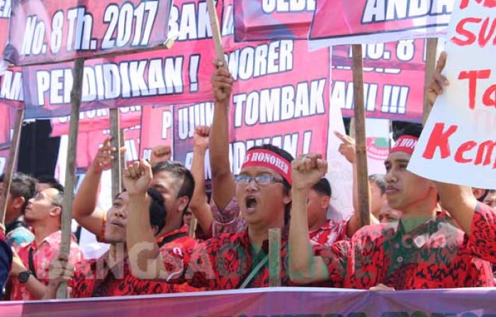 Ratusan Guru Honorer Unjuk Rasa ke Pemkot Blitar, Tak Gajian Selama 4 Bulan