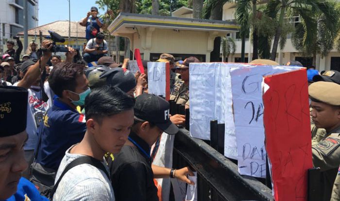 Kecewa Tak Ditemui Bupati Faida, Kantor Pemkab Jember Disegel Ratusan Mahasiswa PMII Kecewa Tak Ditemui Bupati Faida, Kantor Pemkab Jember Disegel Ratusan Mahasiswa PMII