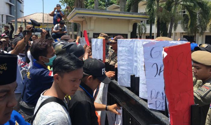 Kecewa Tak Ditemui Bupati Faida, Kantor Pemkab Jember Disegel Ratusan Mahasiswa PMII