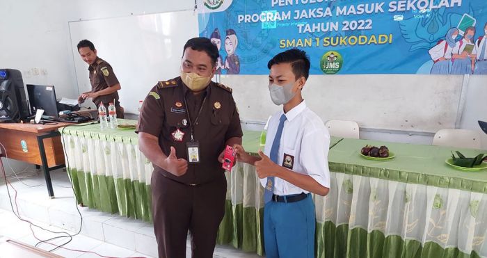 Kejari Lamongan Gelar Penyuluhan Hukum di SMAN 1 Sukodadi Kejari Lamongan Gelar Penyuluhan Hukum di SMAN 1 Sukodadi
