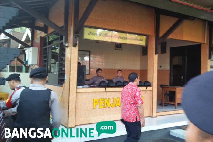 Pasca Kabar OTT Wali Kota Blitar, Kepala Dinas Pendidikan Datangi Polres Blitar Kota Pasca Kabar OTT Wali Kota Blitar, Kepala Dinas Pendidikan Datangi Polres Blitar Kota