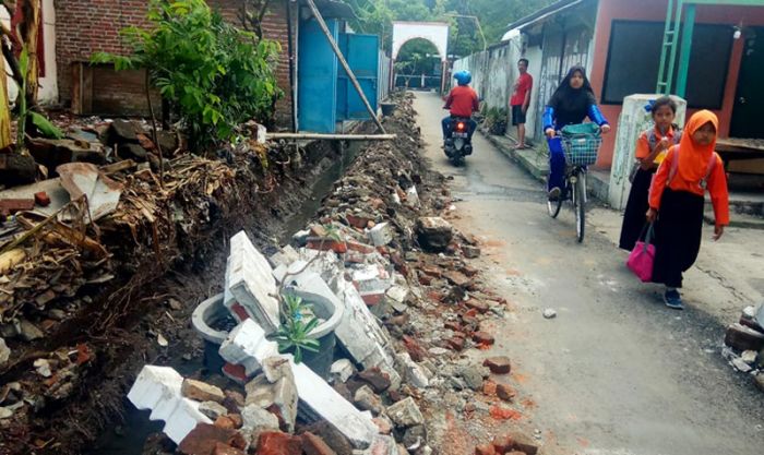 Proyek Normalisasi Got Banjaranyar Dikeluhkan, Warga Mau Lapor Wali Kota karena Pagarnya Roboh Proyek Normalisasi Got Banjaranyar Dikeluhkan, Warga Mau Lapor Wali Kota karena Pagarnya Roboh