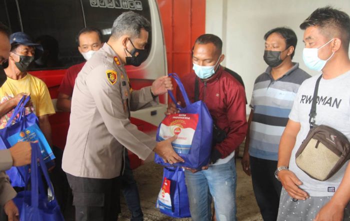 Tak Beroperasi Selama PPKM Darurat, Polisi di Blitar Beri Bantuan Sopir Bus dan Travel Tak Beroperasi Selama PPKM Darurat, Polisi di Blitar Beri Bantuan Sopir Bus dan Travel