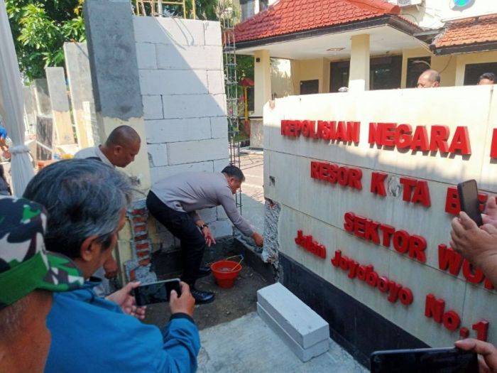 Warga Swadaya Bangun Pagar Polsek Wonokromo
