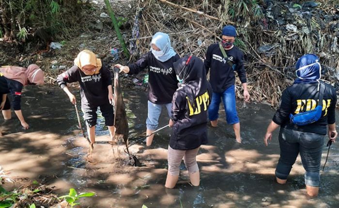 Ratusan Pegiat Lingkungan dan Warga Menang Bersihkan Sampah di Sungai Mantren Kediri Ratusan Pegiat Lingkungan dan Warga Menang Bersihkan Sampah di Sungai Mantren Kediri