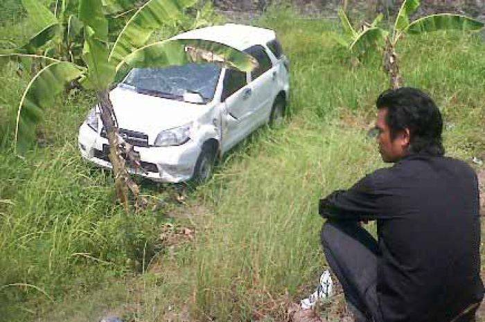 Gara-gara Motor Nyelonong, Mobil di Arteri Porong Sidoarjo Nyungsep ke Sawah
