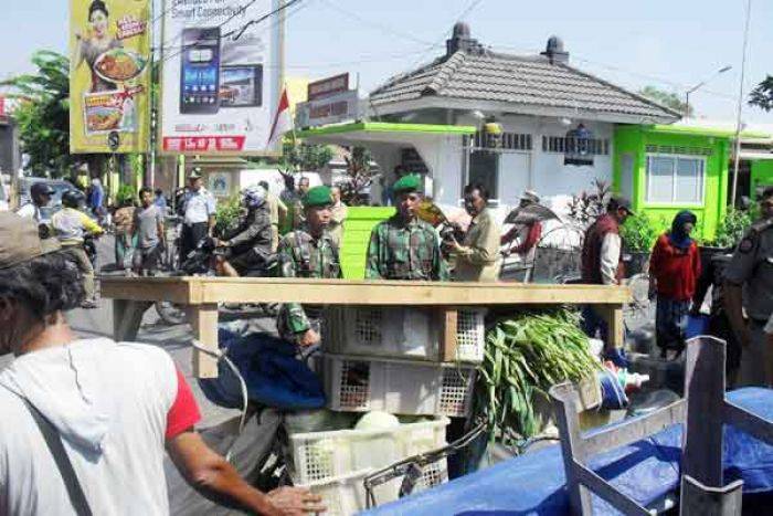 Menengok Nasib PKL Gresik (1): Kerap Diobrak Satpol PP, Tapi Tak Diberi Solusi Pasti Menengok Nasib PKL Gresik (1): Kerap Diobrak Satpol PP, Tapi Tak Diberi Solusi Pasti