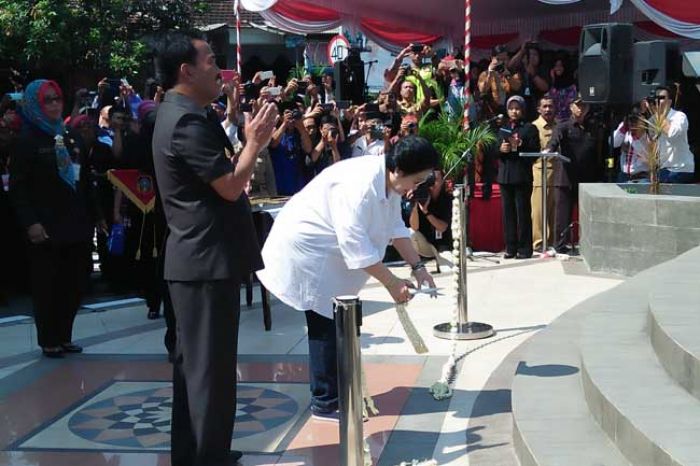 Wali Kota Blitar dan Megawati Soekarno Putri Resmikan Patung Bung Karno Putra Sang Fajar Wali Kota Blitar dan Megawati Soekarno Putri Resmikan Patung Bung Karno Putra Sang Fajar