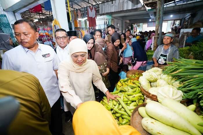 Ke Pasar Semampir Probolinggo, Khofifah Kagumi Kreativitas Pedagang: Tinggal Sentuhan Digital Ke Pasar Semampir Probolinggo, Khofifah Kagumi Kreativitas Pedagang: Tinggal Sentuhan Digital