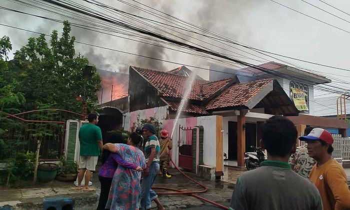 Si Jago Merah Lalap Rumah di Jombang Si Jago Merah Lalap Rumah di Jombang