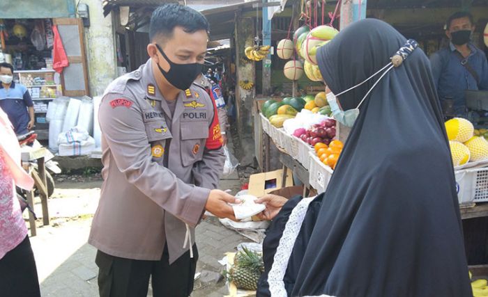 Ingatkan Disiplin Prokes, Polresta Sidoarjo dan Jajaran Bagikan 50.000 Masker