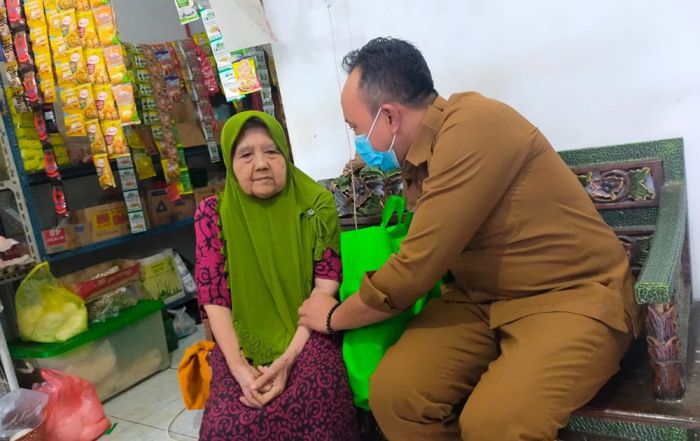 Camat Gresik Santuni Janda Veteran di Wilayahnya Camat Gresik Santuni Janda Veteran di Wilayahnya