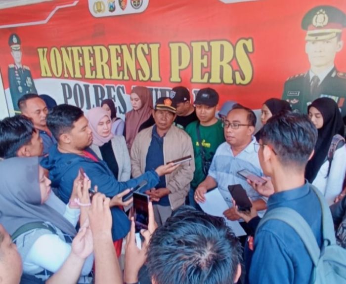 Diduga Gelapkan Uang Puluhan Nasabah, Manajer dan Bendahara Koperasi di Tuban Dilaporkan ke Polisi Diduga Gelapkan Uang Puluhan Nasabah, Manajer dan Bendahara Koperasi di Tuban Dilaporkan ke Polisi