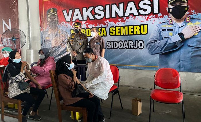 Kapolresta Sidoarjo Pantau Vaksinasi Merdeka Semeru di Tambak Sawah