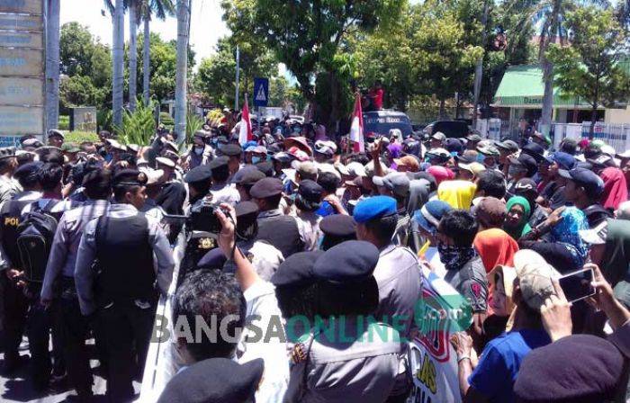 Tuding Ada Manipulasi Tes Cakades, Ratusan Massa Luruk Kantor Pemkab Situbondo Tuding Ada Manipulasi Tes Cakades, Ratusan Massa Luruk Kantor Pemkab Situbondo