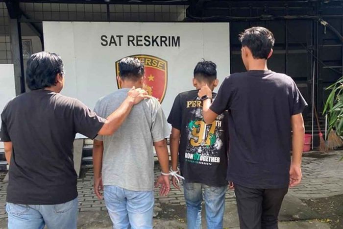 Polisi Amankan Dua Orang Anggota dan Admin Grup Gay Khusus Surabaya Polisi Amankan Dua Orang Anggota dan Admin Grup Gay Khusus Surabaya