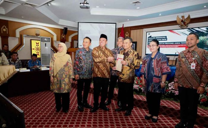 Amankan Aset Negara, Menteri ATR/BPN Serahkan Ratusan Sertifikat Tanah Aset Pemda se-Jawa Tengah Amankan Aset Negara, Menteri ATR/BPN Serahkan Ratusan Sertifikat Tanah Aset Pemda se-Jawa Tengah