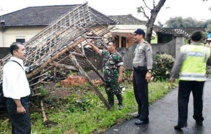 Angin Kencang Terjang Puluhan Rumah Warga di Karangrejo Tulungagung Angin Kencang Terjang Puluhan Rumah Warga di Karangrejo Tulungagung