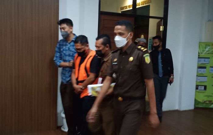 Diduga Korupsi, Kejari Gresik Tahan Mantan Kepala dan Nasabah Pegadaian Cabang Tambak Pulau Bawean Diduga Korupsi, Kejari Gresik Tahan Mantan Kepala dan Nasabah Pegadaian Cabang Tambak Pulau Bawean