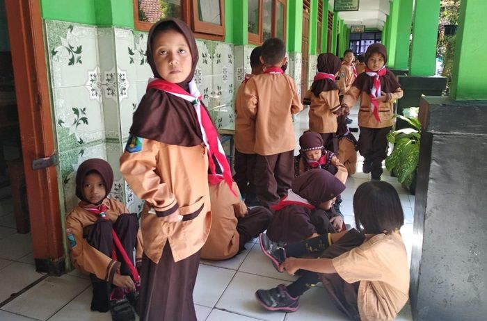 Kedua Kakak dari Penderita Hidrocephalus di Sidoarjo Sudah Masuk Sekolah Lagi Kedua Kakak dari Penderita Hidrocephalus di Sidoarjo Sudah Masuk Sekolah Lagi