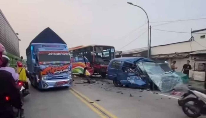 Kecelakaan Maut di Duduksampeyan Gresik: 6 Tewas, 1 Kritis Kecelakaan Maut di Duduksampeyan Gresik: 6 Tewas, 1 Kritis