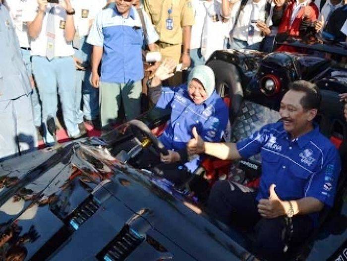 Risma Sambut Kedatangan Mobil Listrik ITS