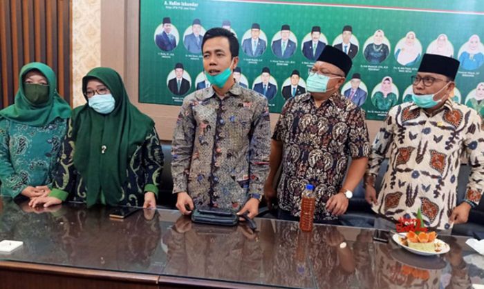 Fraksi PKB DPRD Jatim Peringati Harlah PKB dengan Pembacaan Yasin dan Tahlil Fraksi PKB DPRD Jatim Peringati Harlah PKB dengan Pembacaan Yasin dan Tahlil