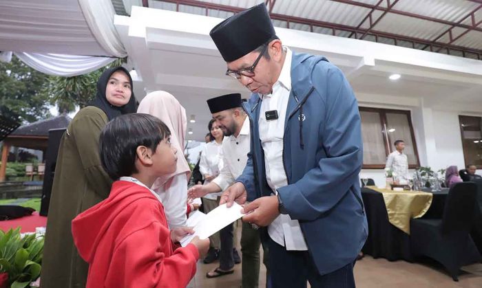 Silaturahmi Wali Kota-Wakil Wali Kota Batu dengan Persikoba dan PNS Alun-Alun Silaturahmi Wali Kota-Wakil Wali Kota Batu dengan Persikoba dan PNS Alun-Alun