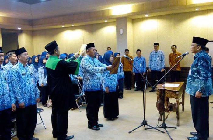 Usai Disumpah, Bupati Gresik Minta Kepsek dan Guru Tidak Pungli Usai Disumpah, Bupati Gresik Minta Kepsek dan Guru Tidak Pungli