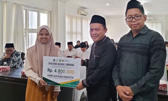 Peringati Hari Santri Nasional, Baznas Jombang Beri Puluhan Beasiswa Mahasantri Ma