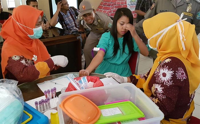 Masih Menjajakan Diri saat Ramadhan, Satpol PP Ciduk 7 PSK dan 1 Mucikari saat Razia di Tretes Masih Menjajakan Diri saat Ramadhan, Satpol PP Ciduk 7 PSK dan 1 Mucikari saat Razia di Tretes